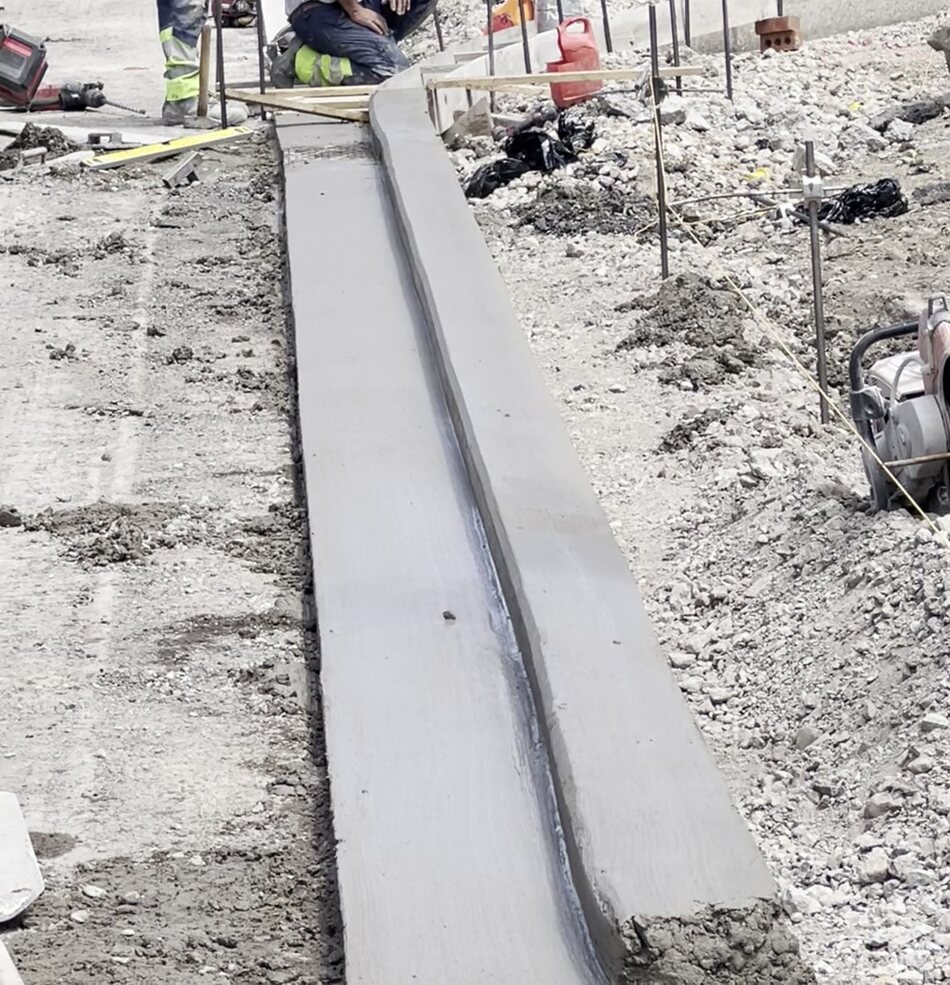 Vers aangebrachte betonnen kantstrook op een werf